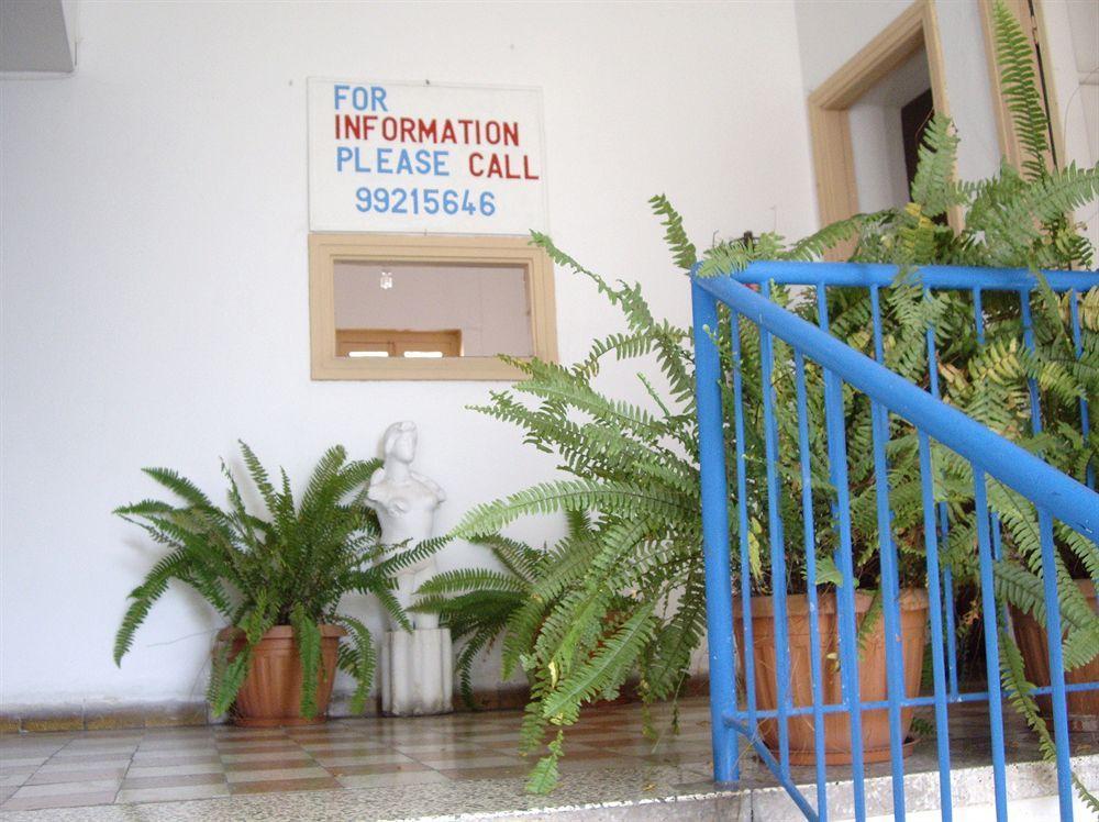 Hostel Trianon Paphos Exterior foto