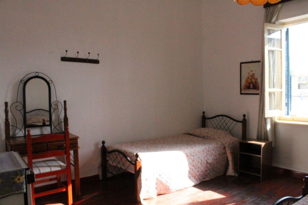 Hostel Trianon Paphos Exterior foto