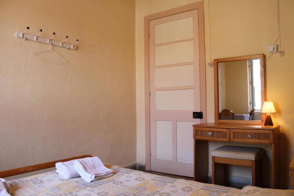 Hostel Trianon Paphos Exterior foto