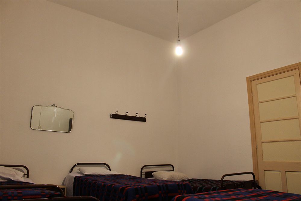 Hostel Trianon Paphos Exterior foto