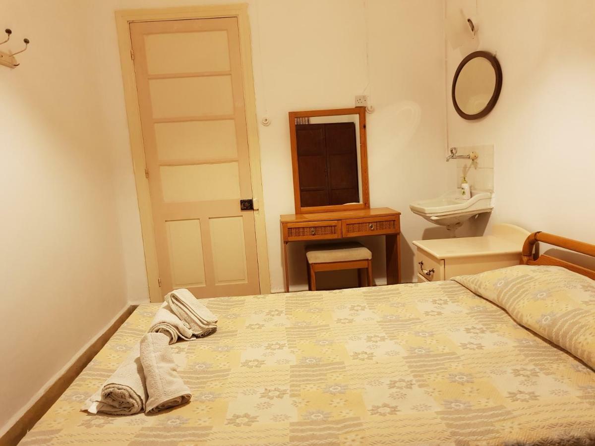 Hostel Trianon Paphos Exterior foto