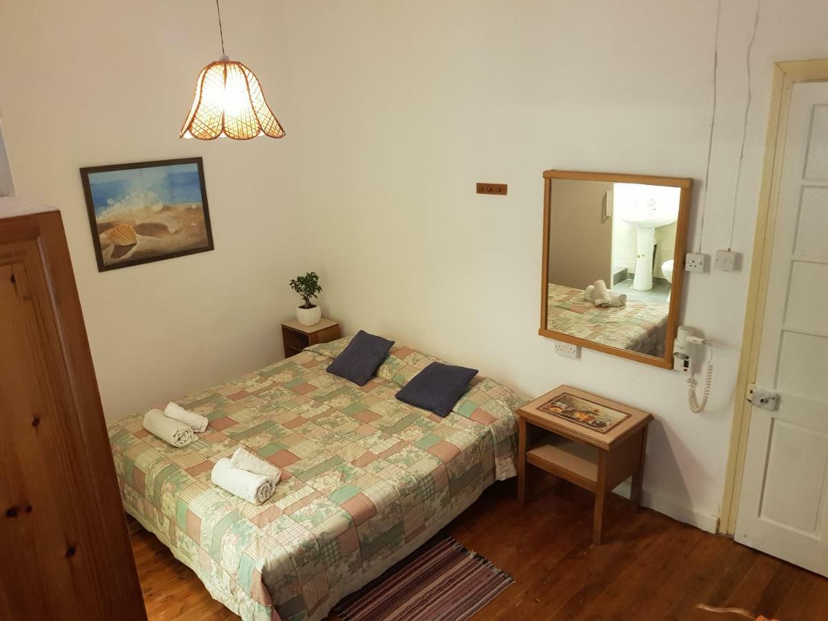 Hostel Trianon Paphos Exterior foto